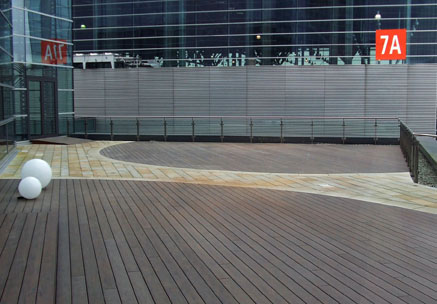 Runde Terrassen der Messe Köln mit massiven dunkelbraunen WPC Terrassendielen von MYDECK