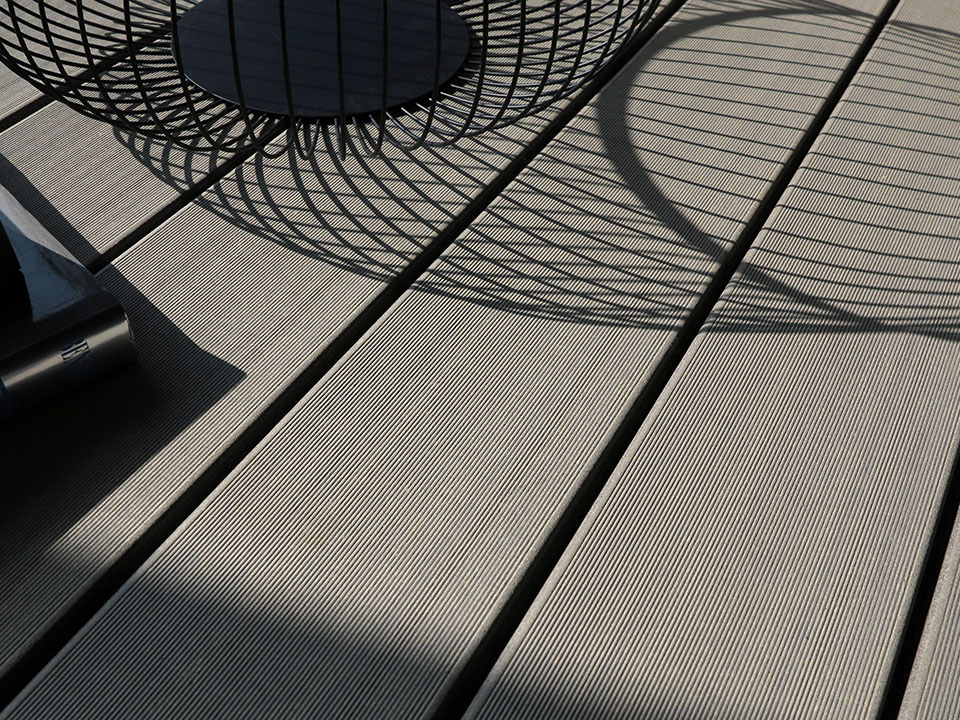 Steingraue WPC Massivdielen mit feiner Maserung für den Balkon (Mood-Detailbild)