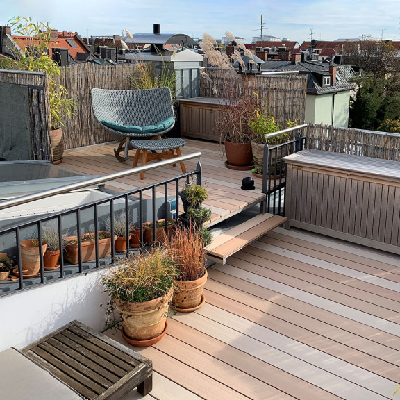Balkonbelag mit WPC Massivdielen in Sandtönen, Balkongestaltung Mischung aus modern und mediterran