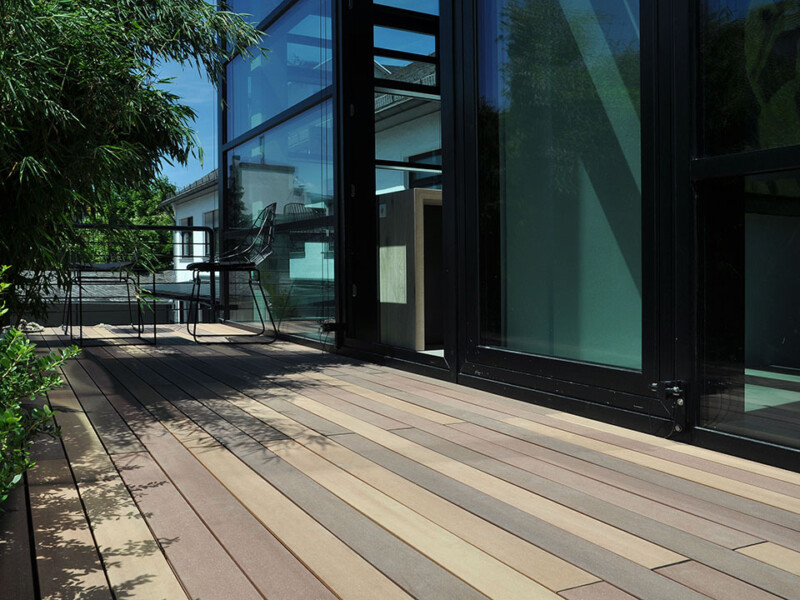 Der Balkonbelag besteht zu ca. 60% aus nachhaltigem Holz, die Optik ist von Bangkirai inspiriert