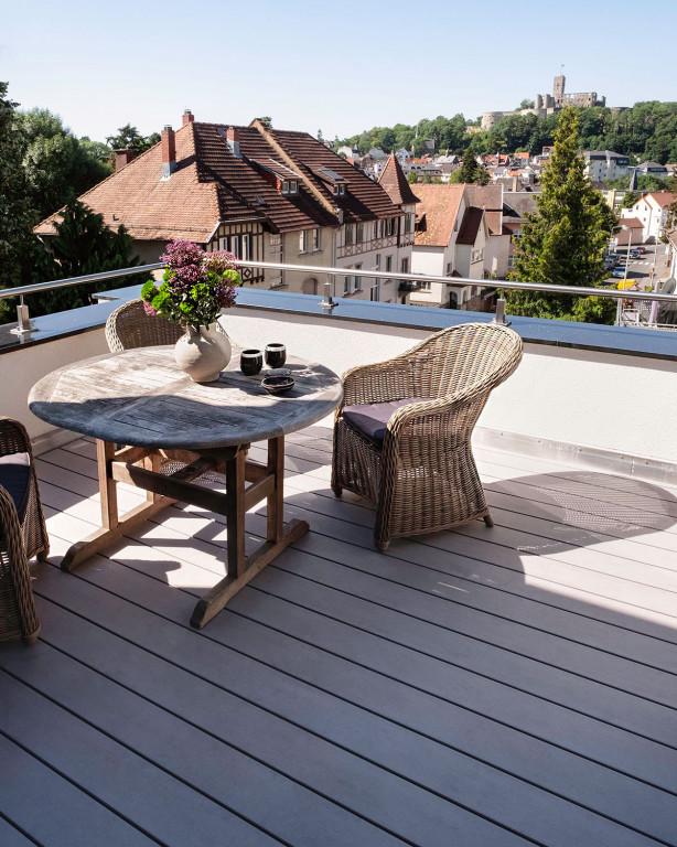 Ein wetterfester Fußbodenbelag für den Balkon ist der graue WPC Balkonboden von MYDECK