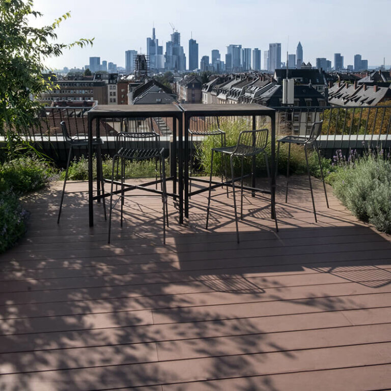 WPC Terrassendielen braun auf moderner Dachterrasse mit Skylineblick