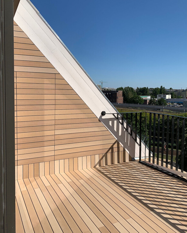 Helle WPC Balkondielen auf kleinem Balkon, Inspiration mit hinter Dielen versteckter Tür