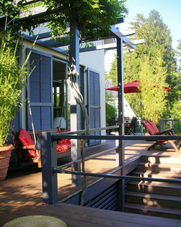 Südbalkon mit Bodenbelag aus dunklen WPC Dielen, mediterraner Balkongestaltung, Pergola