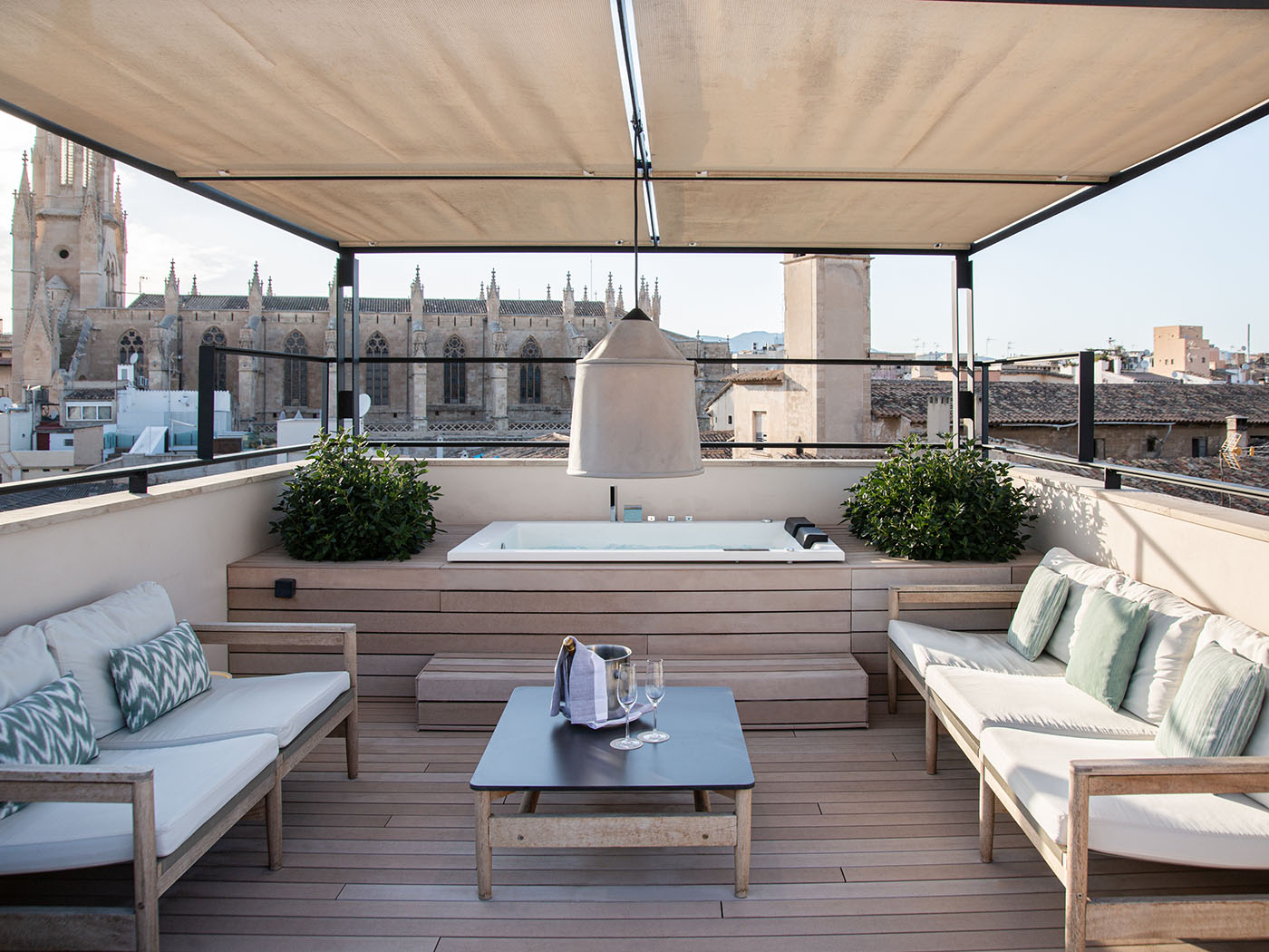 Balkongestaltung: mediterrane Ideen mit WPC Dielen