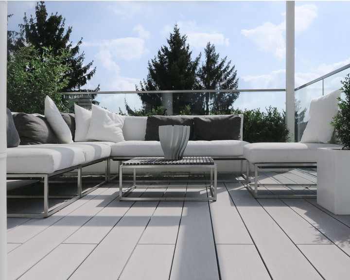 Grauer bodenbelag aus WPC frostsicher mit Outdoorsofa - wasserfest