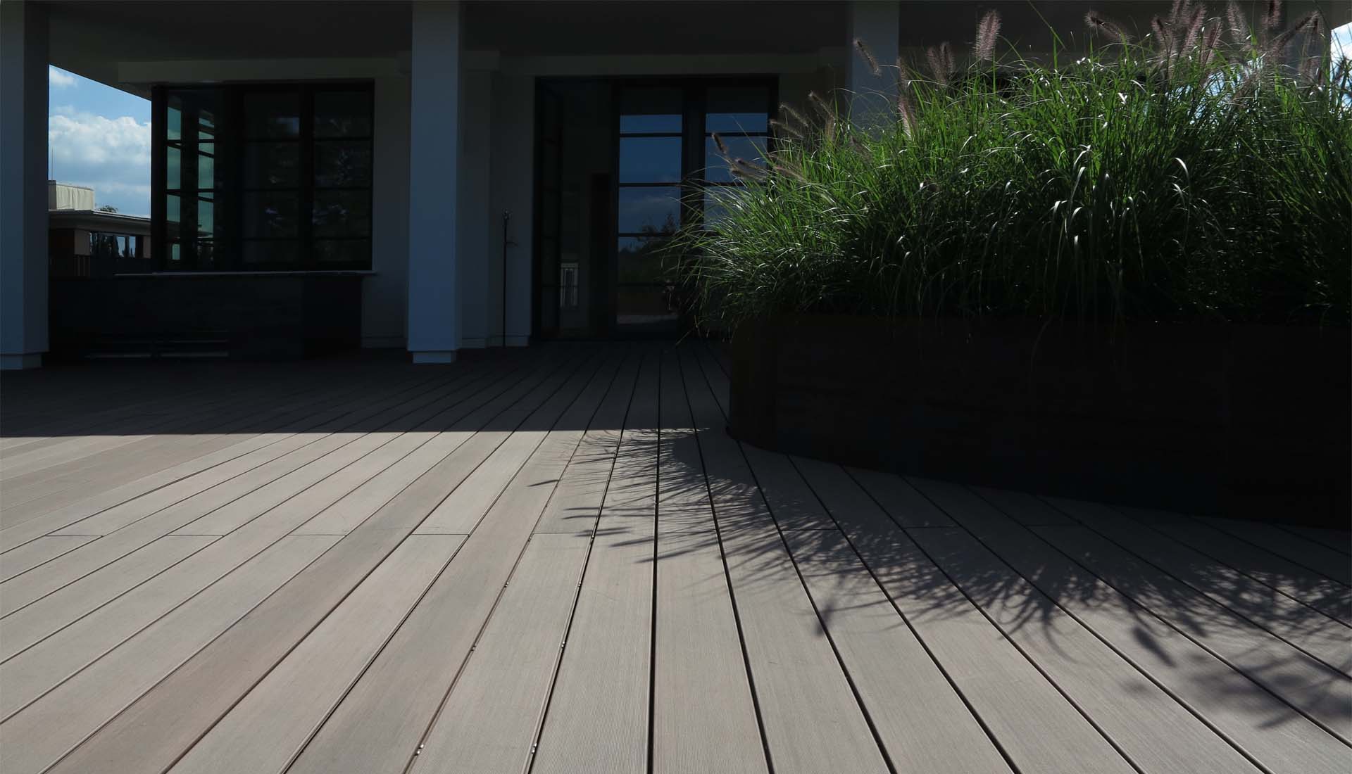 Edle Balkonbretter aus Premium Holz & Kunststoff