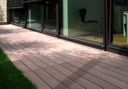 Terrasse aus WPC Terrassendielen eines modernen Geschäftshauses