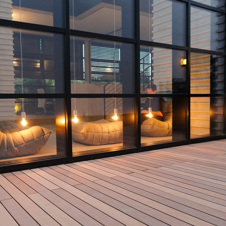 Holz und Polyethylen verbinden sich zu der modernen Form der Holzterrasse - modernes Ambiente