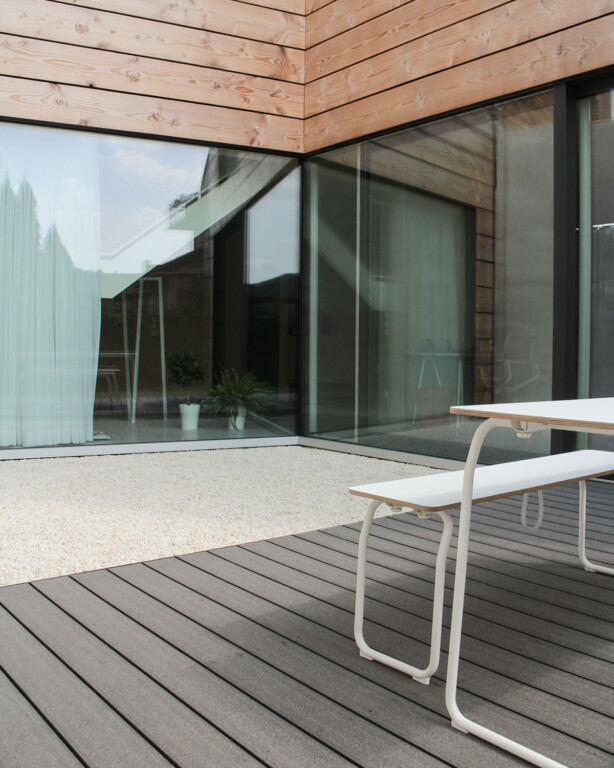 Nachhaltig und bildschöne Holzterrasse und moderne Fassade mit Glas und Holz