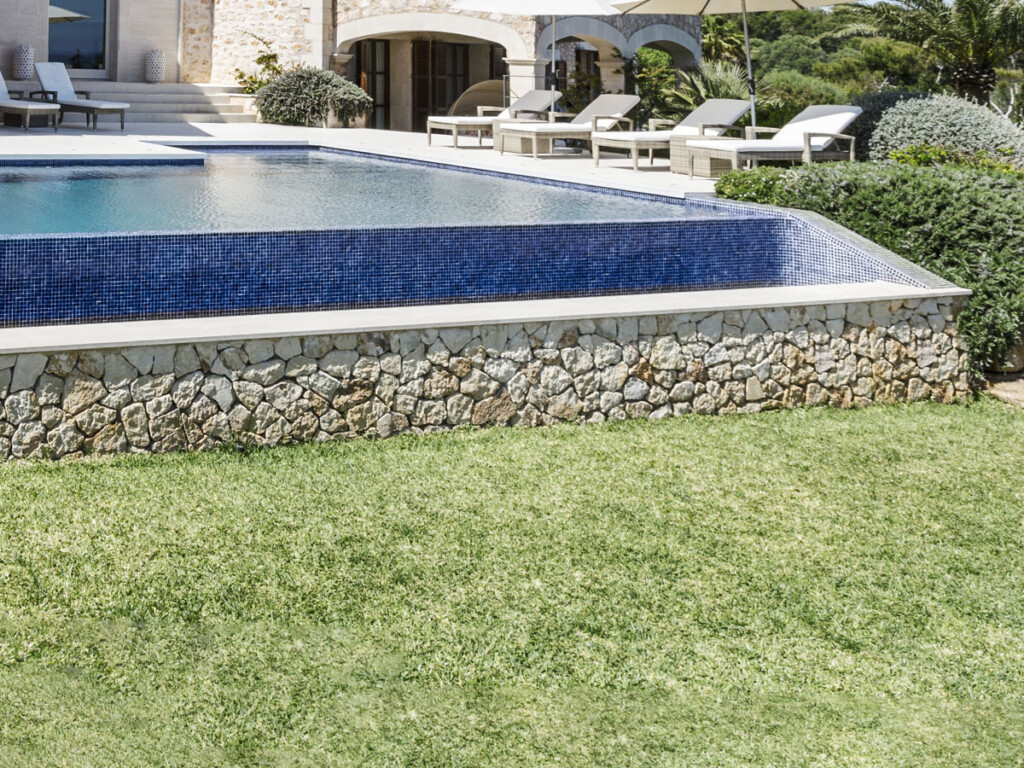 Design Villa mit Pool und WPC Dielen von MYDECK im Außenbereich