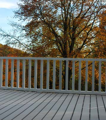 Besser als normale Holzterrassen sind Terrassen aus WPC - hier mit Blick auf Herbstlandschaft