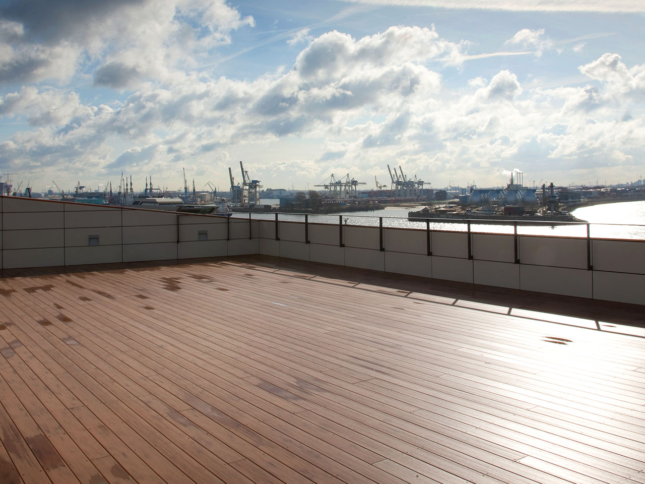 Wetterfeste WPC Dachterrasse der Columbia Twins mit Blick auf den Hamburger Hafen