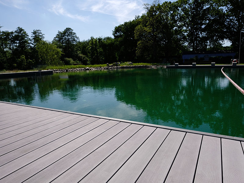 Naturteich mit WPC Terrasse mit graunen Massivdielen verlegt