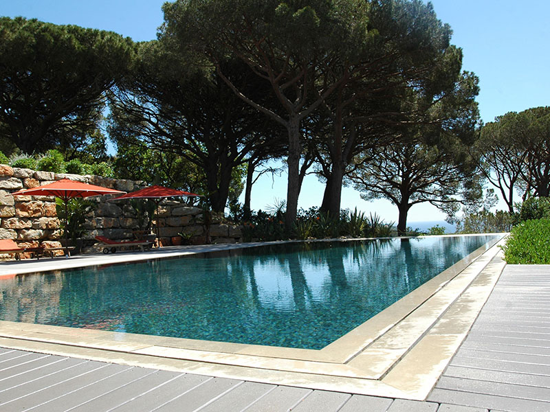 Pool mit grauen, glatten Terrassendielen aus WPC in mediterranem Ambiente