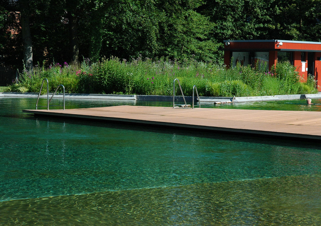 Naturbad in München mit WPC Terrassendielen auf Liegesteg