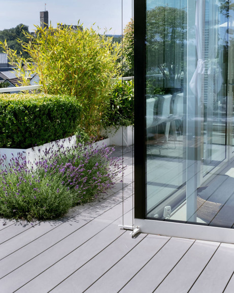 Terrassendielen WPC massiv mit sehr guten Testergebnissen in grau auf moderner terrasse