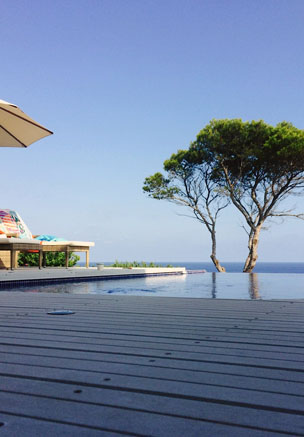 Poolumrandung aus WPC Barfußdielen mit blick auf Pool, Himmel und Bäume