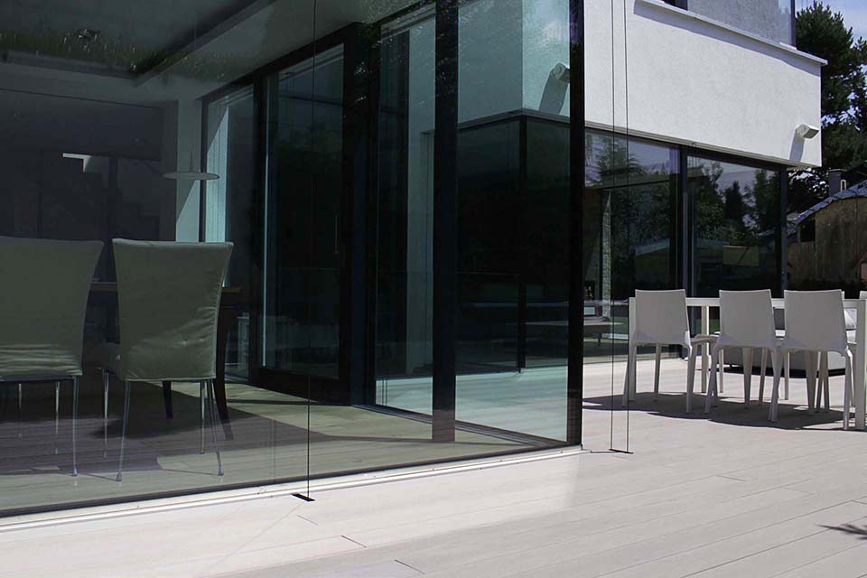 Terrasse mit grauen WPC Dielen vor Haus im modernen Design