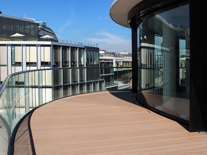 Brauner Holzboden aus WPC (Holz und Polytehylen) auf Terrasse mit geschwungener, runder Form