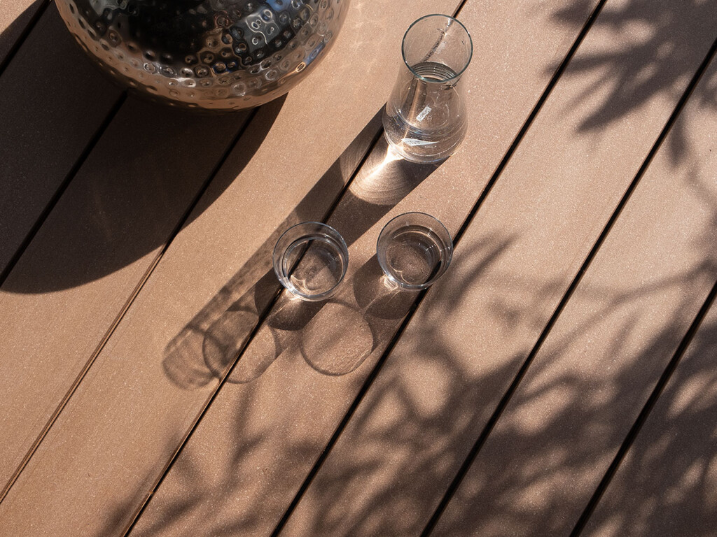 Holzfarbender Terrassenbelag mit Oberfläche in feinem Design auf Terrasse (Detailbild)