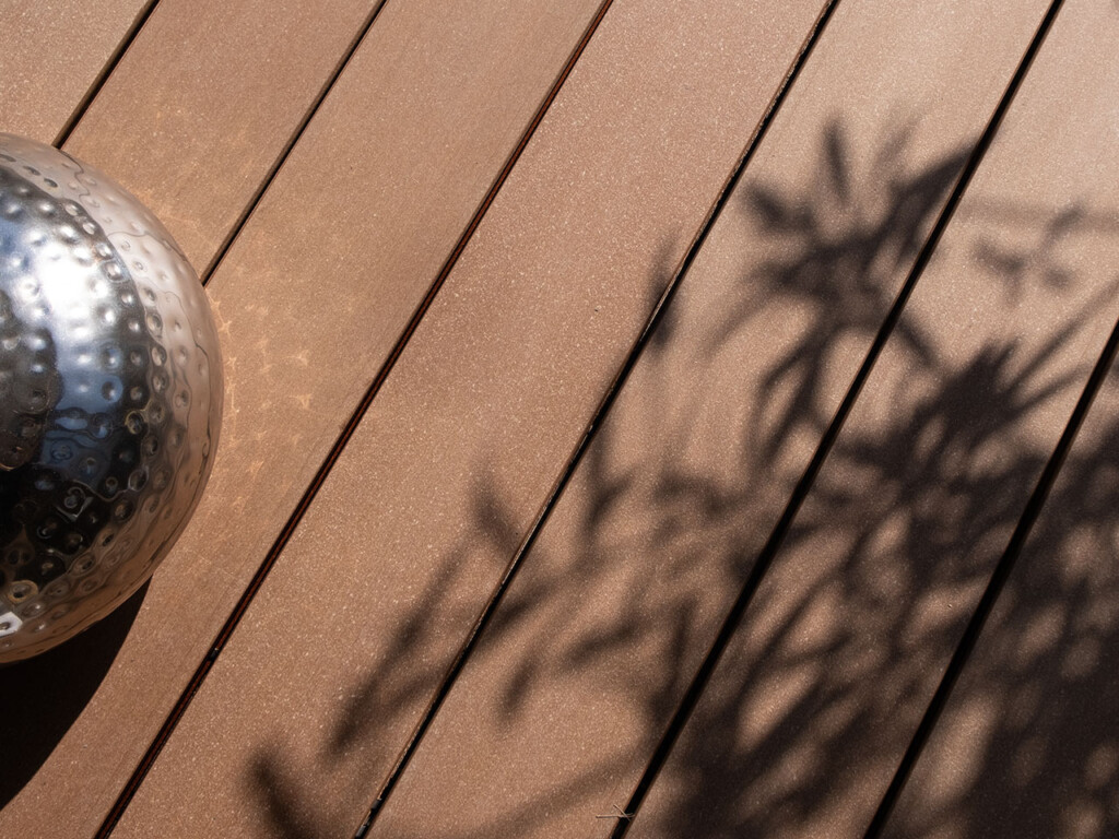 In Holzton und mit glattem, leicht rauen Design an der Oberseite (Detailbild).