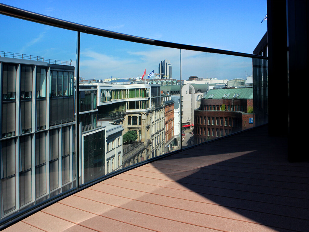 Terrassenbretter aus WPC (Premium Qualität) auf Terrasse in Hamburg mit Weitblick