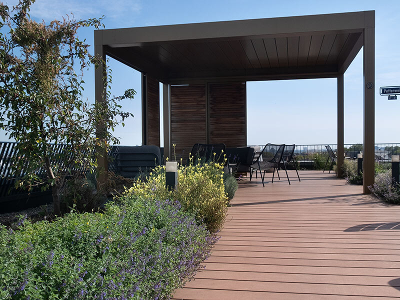 WPC Terrassenbretter braun auf Dachterrasse mit Dachbegrünung