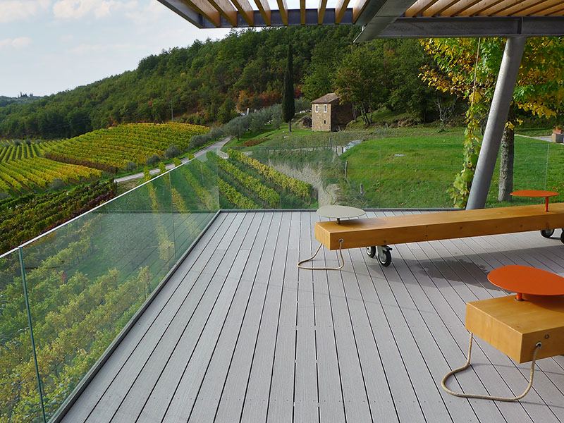 Terrasse mit grauen WPC Terrassenbrettern, Bänken für Kinder sowie Blick ins Grüne