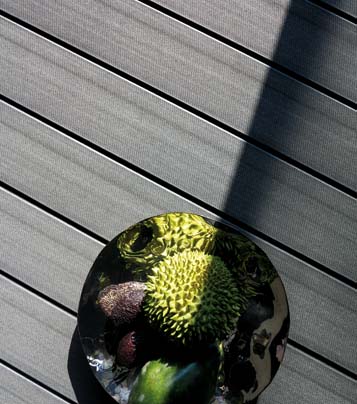 Terrassendiele aus WPC in anthrazit von oben fotografiert mit Obstschale