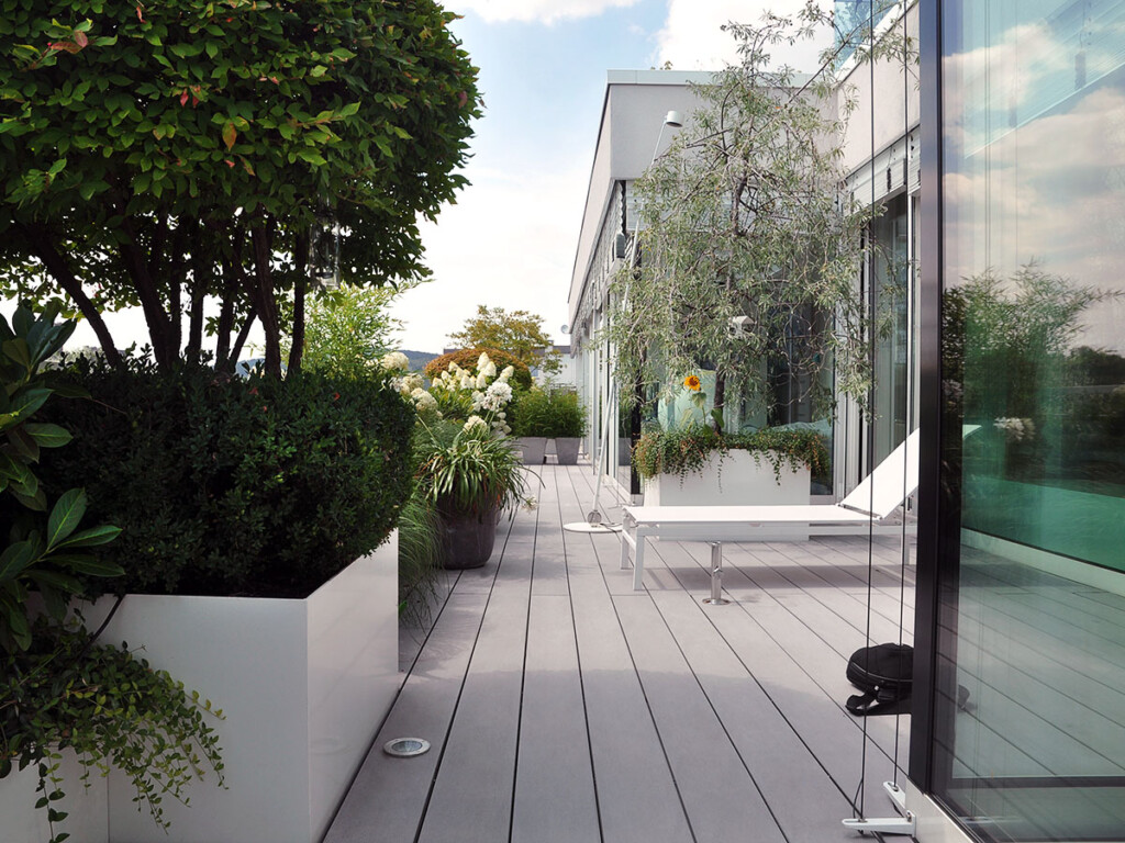 Die grauen WPC Terrassendielen sehen nicht nur auf dieser Terrasse gut aus - lesen Sie die Tests unserer Kunden