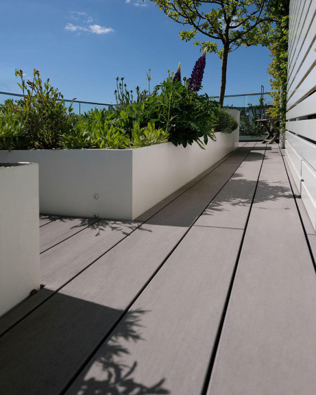 Terrassendielen WPC Vollprofil in grau auf Terrasse mit Hochbeet aus weiß gestrichenen Metall