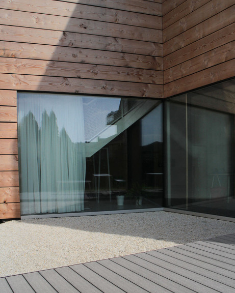 Terrassendielen WPC massiv moderne Terrasse vor Haus mit Holzfassade