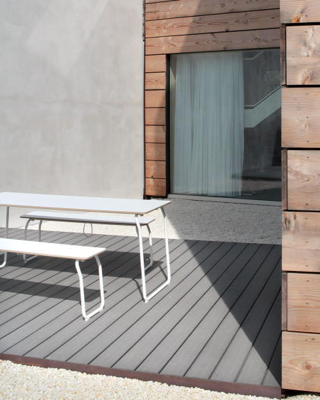 Terrassengestaltung modern Terrasse mit grauen WPC Dielen und Holz als Fassadenmaterial