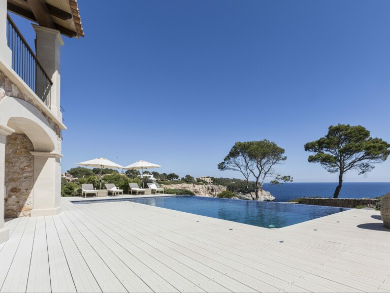 Die hellen WPC Dielen harmonieren mit den Möbeln auf der Terrasse und den Natursteinen der Villa und umranden bildschön den Pool.