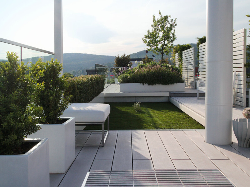 Moderne, großzügige Dachterrasse mit wetterfesten WPC Massivdielen in grau und Dachgarten
