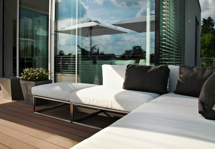 Moderne Design Dachterrasse mit Outdoorsofa und wetterfesten Terrassendielen