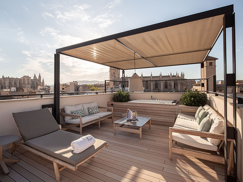 Massiver WPC Terrassenbelag auf kleiner Terrasse, Sitzecke mit Baldachin, Blick über die Stadt