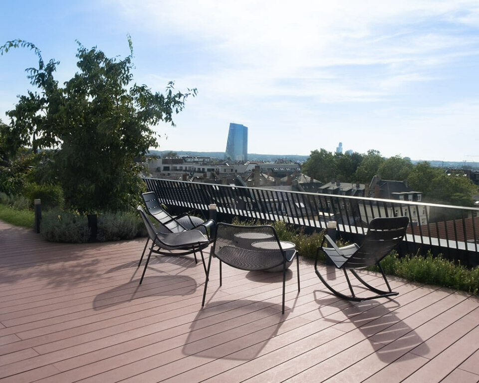 Balkon mit braunen WPC dielen und Blick über Frankfurt