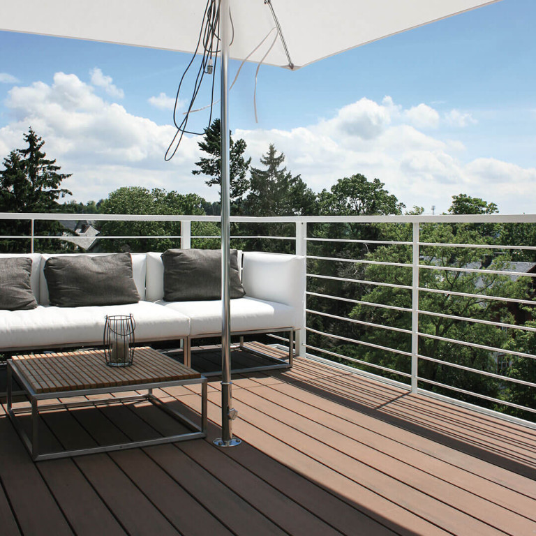 WPC Terrassendielen massiv in Holzoptik auf Balkon, Sitzplatz mit Sonnenschirm
