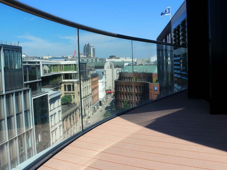 Beständige Terrassenbohlen aus WPC auf Hamburger Dachterrasse mit Glasgeländer
