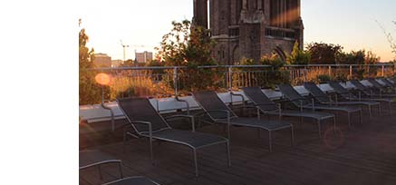 Terrasse mit WPC Barfussdielen im Sonnenaufgang