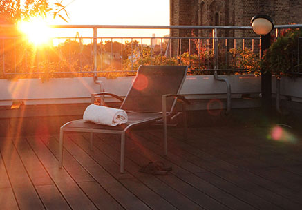 Dachterrasse WPC Dielen und mit Liege im Gegenlicht