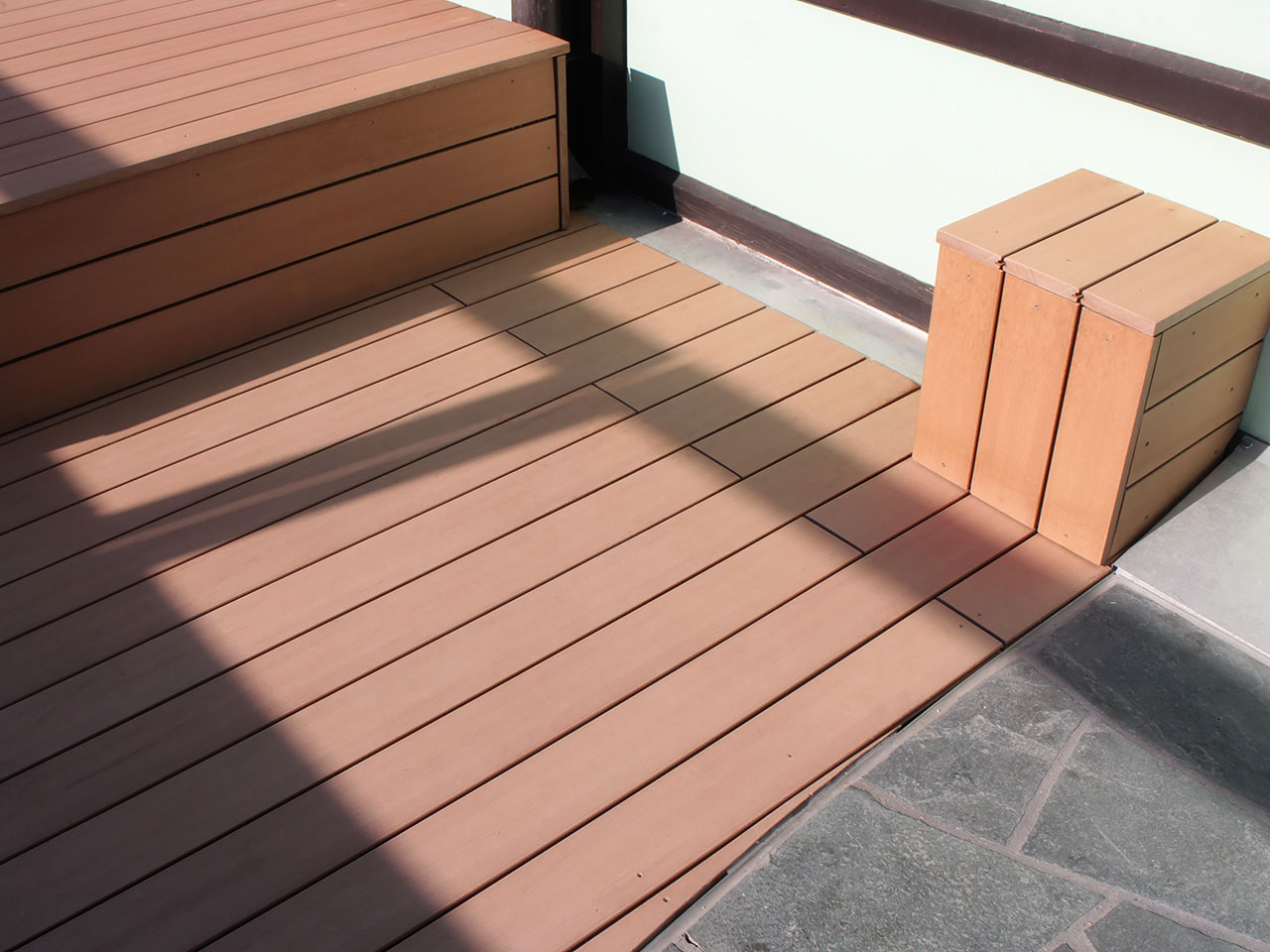 Sitzmöbel aus WPC als Liegefläche und Hocker auf WPC Terrasse
