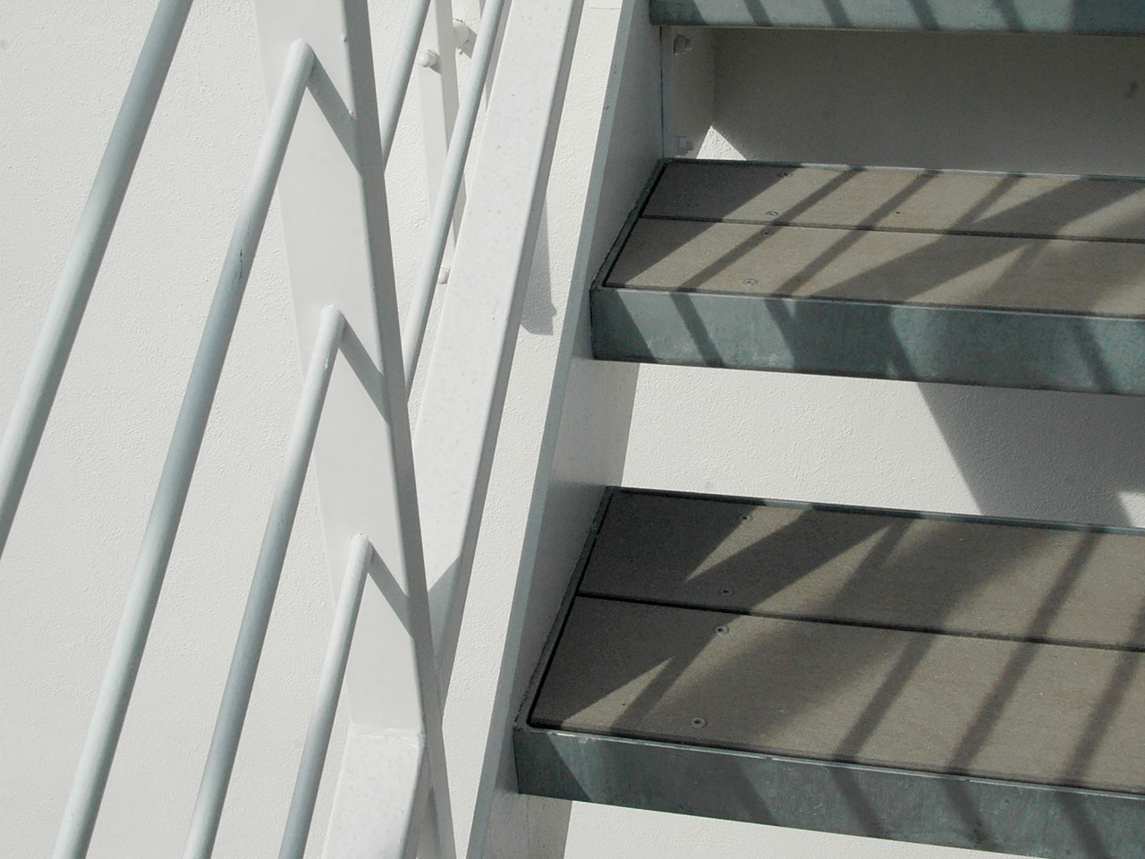 Detail von Treppenstufen mit Stahlfassung und Trittflächen aus WPC Terrassendielen