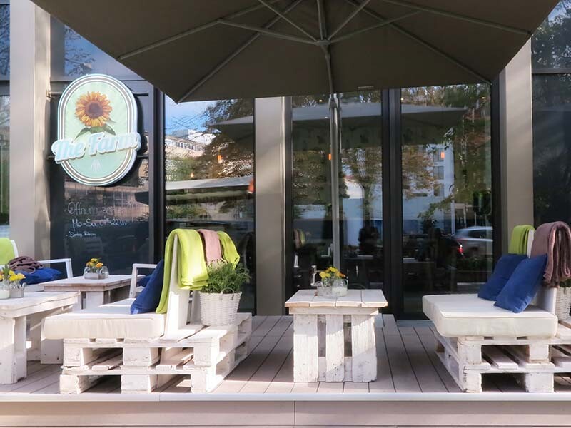 Terrasse mit WPC Außendielen und Möbeln aus Palletten gebaut