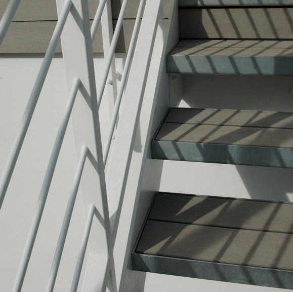Treppenstufen mit grauen WPC Dielen massiv auf Stahltreppe