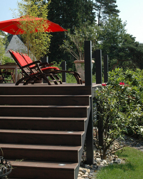 Stufen auf mit massiven WPC Terrassendielen dunkelbraun Holzoptik mediterraner Terrasse