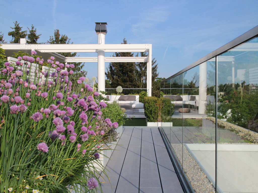 WPC Terrassendielen auf moderner Dachterrasse mit Blick auf den Dachgarten