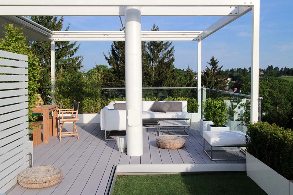 Moderne Terrasse mit wetterfesten WPC Terrassendielen im grauen Design und Aufbau zum Sonnenschutz